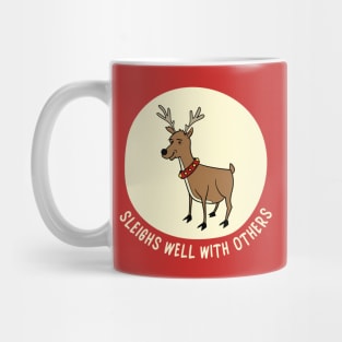 Funny Reindeer Christmas Pun - Sleighs Well With Others Mug